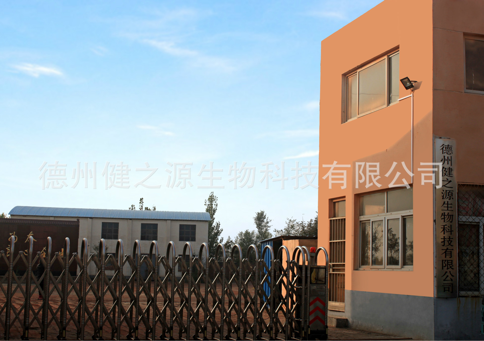德州健之源生物科技有限公司是一家專業(yè)生產(chǎn)營(yíng)養(yǎng)素補(bǔ)充劑、SC營(yíng)養(yǎng)食品公司，業(yè)務(wù)范圍包括固體飲料、壓片糖果、代用茶、沖劑以及各種膳食養(yǎng)生健康食品的生產(chǎn)代工、OEM、 ODM等。公司占地五十余畝，廠區(qū)建筑面積4000余m2，內(nèi)設(shè)生產(chǎn)車間、質(zhì)量控制室、產(chǎn)品檢測(cè)中心、陰涼倉(cāng)庫(kù)、辦公用房及輔助用房。生產(chǎn)車間總面積1000余m2，其中保健食品GMP 凈化車間600m2，裸藻片代加工 裸藻復(fù)合壓片糖果OEM  食品片劑貼牌委托生產(chǎn)廠家 一般生產(chǎn)區(qū)400m2；倉(cāng)儲(chǔ)總面積（原輔料倉(cāng)庫(kù)、成品倉(cāng)庫(kù)、包材倉(cāng)庫(kù)等）2500m2，物料分區(qū)分庫(kù)存放；檢測(cè)分析室（包括理化分析室、微生物檢驗(yàn)室、留樣觀察室等）總面積300m2。辦公用房200m2。流水生產(chǎn)線承接粉劑，片劑，袋泡茶，顆粒劑 等劑型的成品、半成品代加工。  公司成立專項(xiàng)實(shí)驗(yàn)室，引進(jìn)山東中醫(yī)藥大學(xué)的醫(yī)藥技術(shù)部部長(zhǎng)等相關(guān)專業(yè)人員組建科研團(tuán)隊(duì)，在分子生物學(xué)、微 生物發(fā)酵、藥食同源、新資源食品研究等方面實(shí)行研產(chǎn)一體化，針對(duì)不同方向的營(yíng)養(yǎng)課題進(jìn)行探討研究，并將科研成果轉(zhuǎn)化為生產(chǎn)力，為產(chǎn)業(yè)化生產(chǎn)提供技術(shù)支撐。